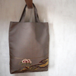 　袋帯で作ったトートバッグ（A4サイズ対応）　刺繍柄（茶色地に花）