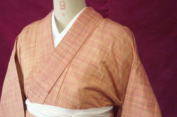 【単衣着物】真綿紬・杏色（サーモンオレンジ）・裄65.5cm | キモノ－着るなら