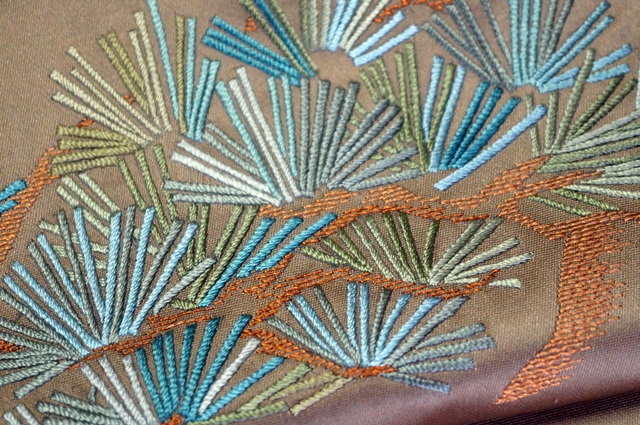 松の刺繍アップ