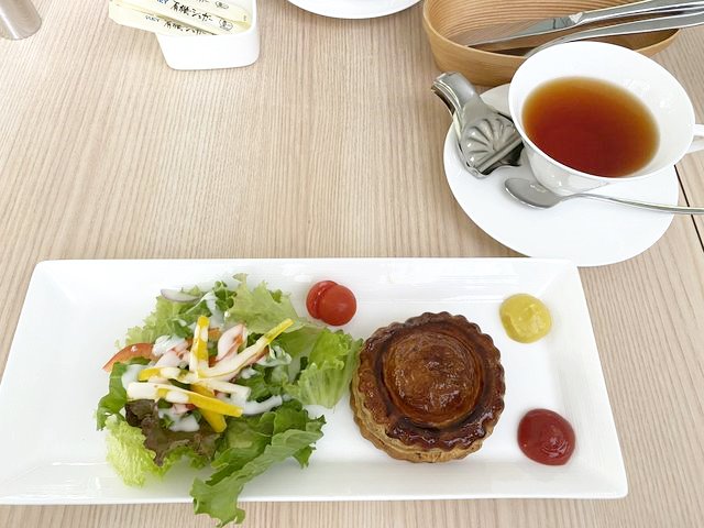 神戸牛のミートパイ＆サラダ
